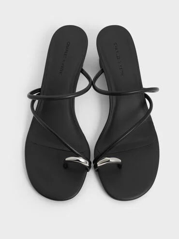 Metallic-Accent Strappy Toe-Ring Heeled Sandals_Black
